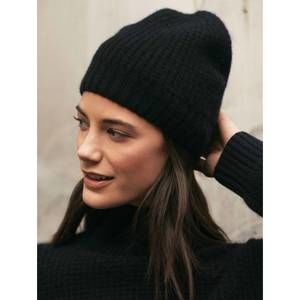 NEW WHITE + WARREN cashmere waffle knit beanie in black